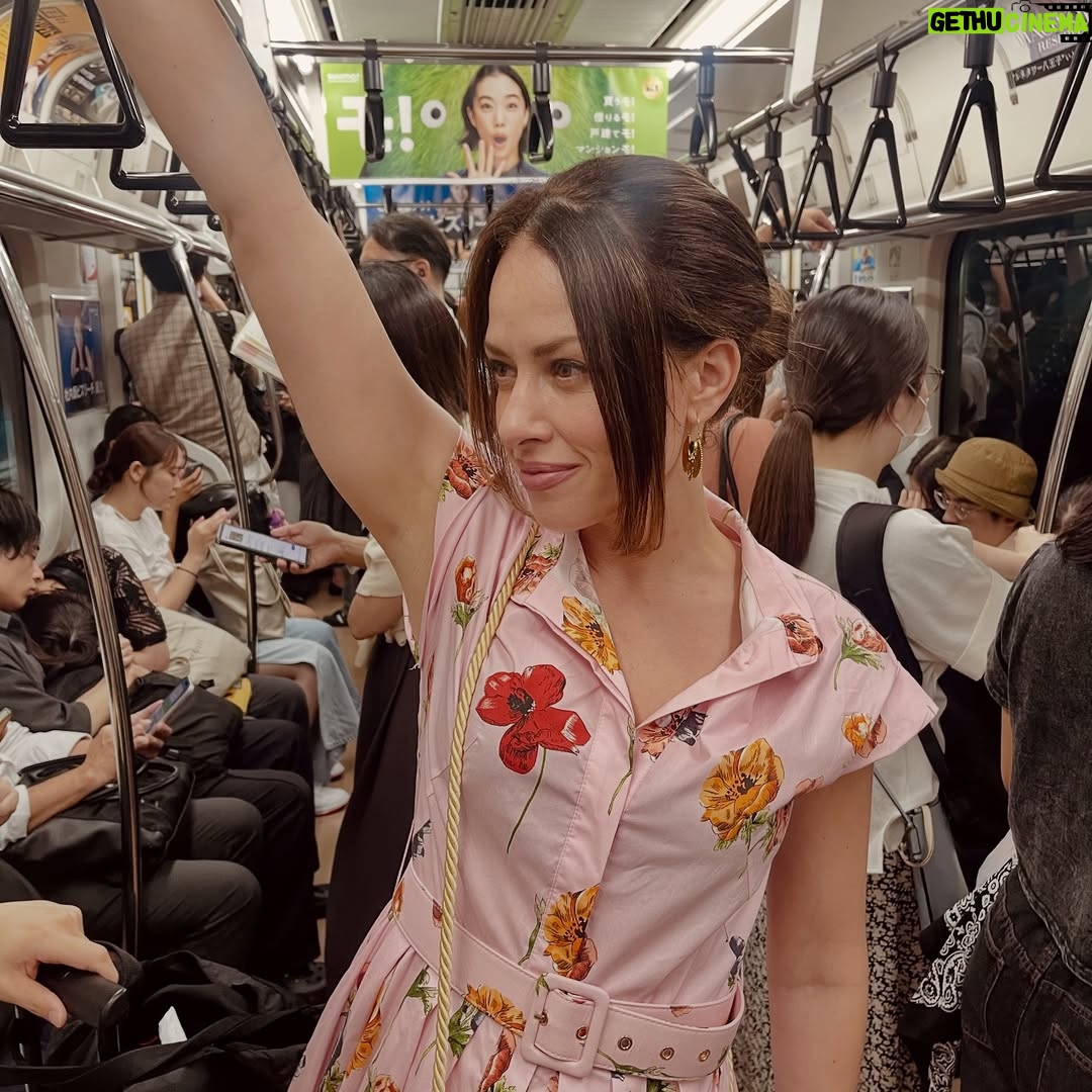 Sofía Lama - 1.4K Likes - Japón… la búsqueda constante de la sofisticación a través de la simpleza. Una sociedad que se basa en el respeto pensando siempre en bienestar del prójimo, una país tan seguro que los niños toman solos el metro para ir a la escuela, todo eso y más, eso es Japón ❤️