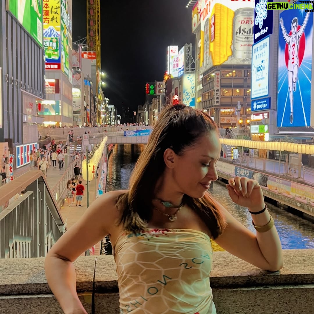 Sofía Lama - 1.4K Likes - Japón… la búsqueda constante de la sofisticación a través de la simpleza. Una sociedad que se basa en el respeto pensando siempre en bienestar del prójimo, una país tan seguro que los niños toman solos el metro para ir a la escuela, todo eso y más, eso es Japón ❤️