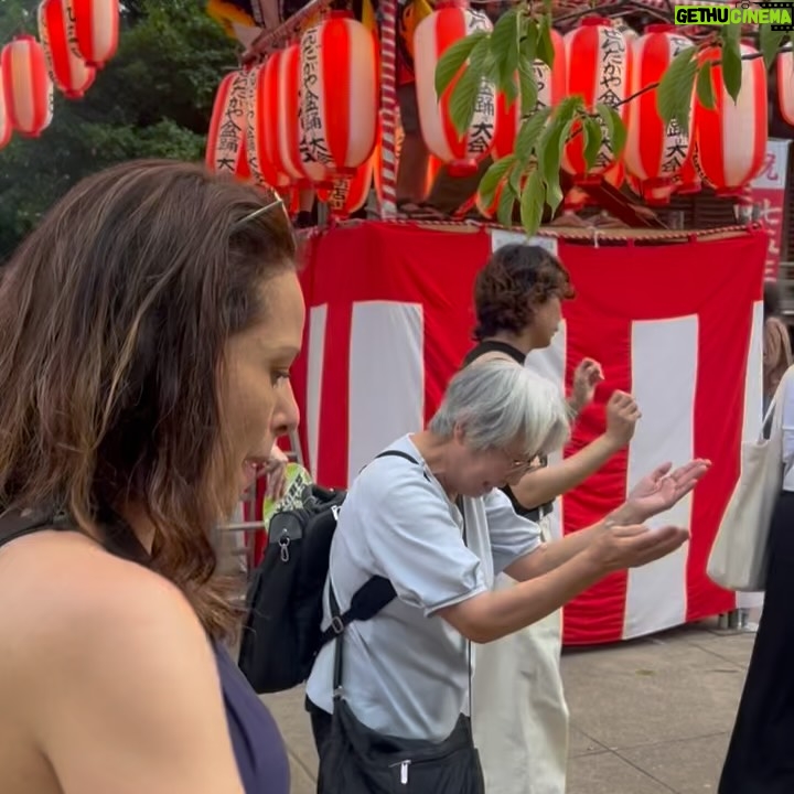 Sofía Lama - 1.4K Likes - Japón… la búsqueda constante de la sofisticación a través de la simpleza. Una sociedad que se basa en el respeto pensando siempre en bienestar del prójimo, una país tan seguro que los niños toman solos el metro para ir a la escuela, todo eso y más, eso es Japón ❤️