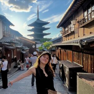 Sofía Lama Instagram - Japón… la búsqueda constante de la sofisticación a través de la simpleza. Una sociedad que se basa en el respeto pensando siempre en bienestar del prójimo, una país tan seguro que los niños toman solos el metro para ir a la escuela, todo eso y más, eso es Japón ❤️