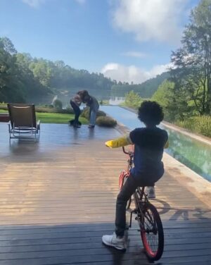 Sofía Lama Instagram - Les dejo un recorrido del behind the scenes de #PecadosInconfesables ya la pueden ver por @netflixlat ! Una delicia coincidir con compañeros que quiero y admiro 💕