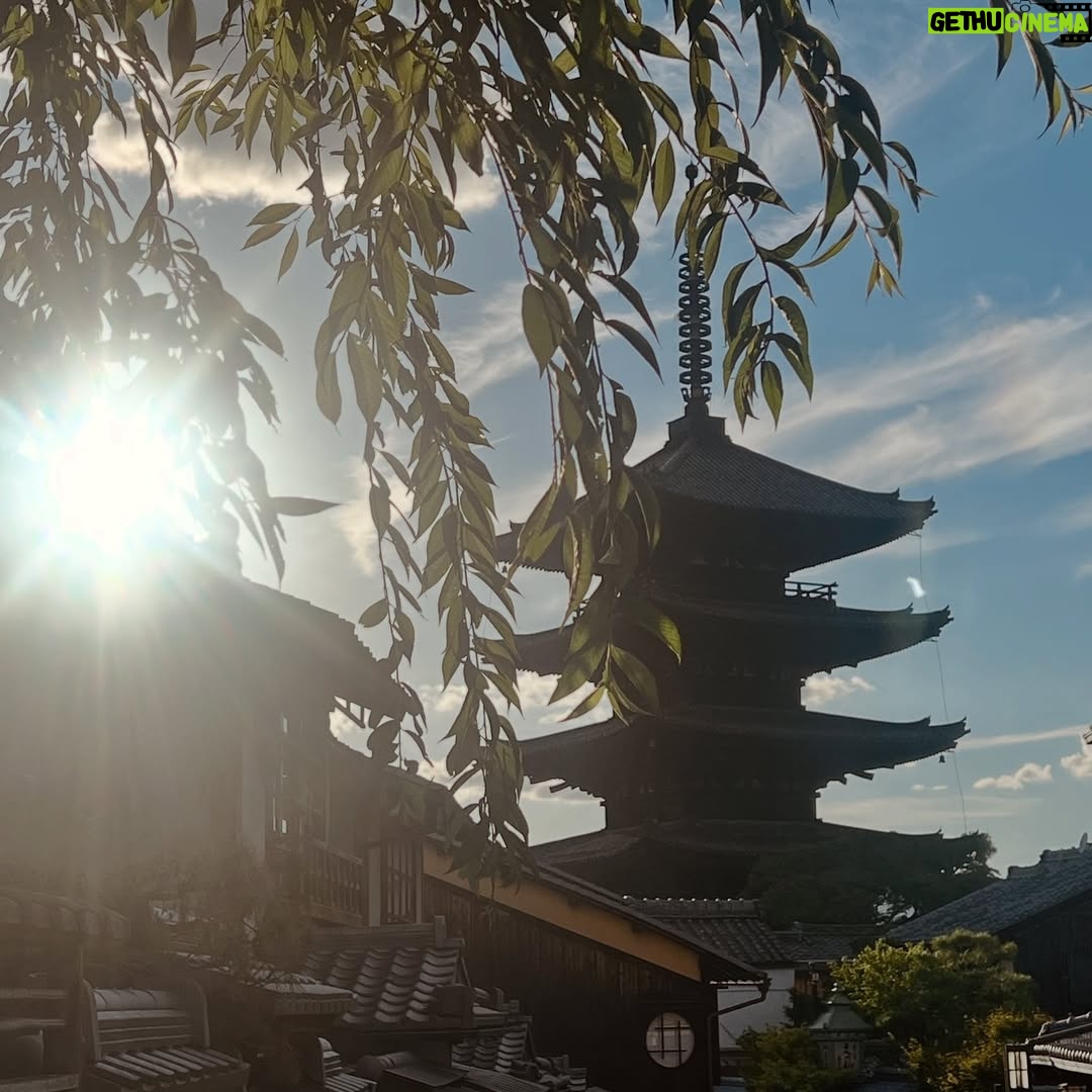 Sofía Lama - 1.4K Likes - Japón… la búsqueda constante de la sofisticación a través de la simpleza. Una sociedad que se basa en el respeto pensando siempre en bienestar del prójimo, una país tan seguro que los niños toman solos el metro para ir a la escuela, todo eso y más, eso es Japón ❤️