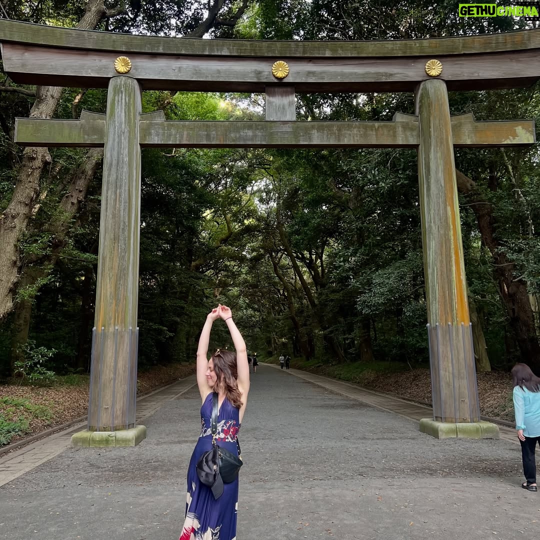 Sofía Lama - 1.4K Likes - Japón… la búsqueda constante de la sofisticación a través de la simpleza. Una sociedad que se basa en el respeto pensando siempre en bienestar del prójimo, una país tan seguro que los niños toman solos el metro para ir a la escuela, todo eso y más, eso es Japón ❤️