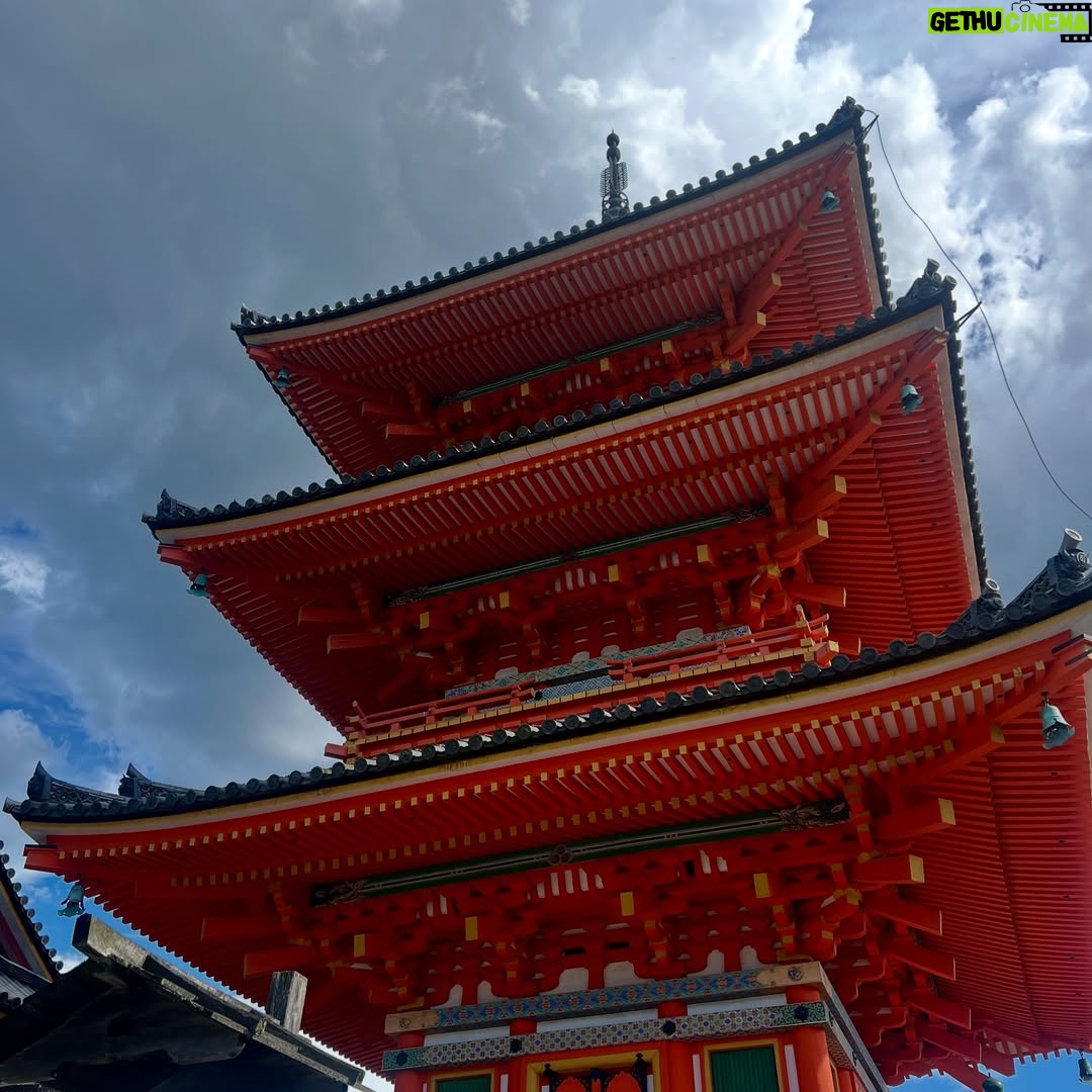 Sofía Lama - 1.4K Likes - Japón… la búsqueda constante de la sofisticación a través de la simpleza. Una sociedad que se basa en el respeto pensando siempre en bienestar del prójimo, una país tan seguro que los niños toman solos el metro para ir a la escuela, todo eso y más, eso es Japón ❤️