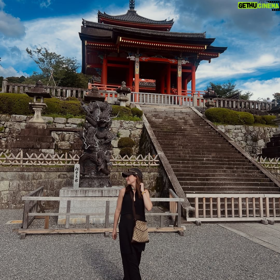 Sofía Lama - 1.4K Likes - Japón… la búsqueda constante de la sofisticación a través de la simpleza. Una sociedad que se basa en el respeto pensando siempre en bienestar del prójimo, una país tan seguro que los niños toman solos el metro para ir a la escuela, todo eso y más, eso es Japón ❤️