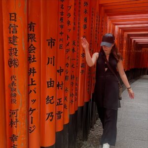 Sofía Lama Instagram - Japón… la búsqueda constante de la sofisticación a través de la simpleza. Una sociedad que se basa en el respeto pensando siempre en bienestar del prójimo, una país tan seguro que los niños toman solos el metro para ir a la escuela, todo eso y más, eso es Japón ❤️