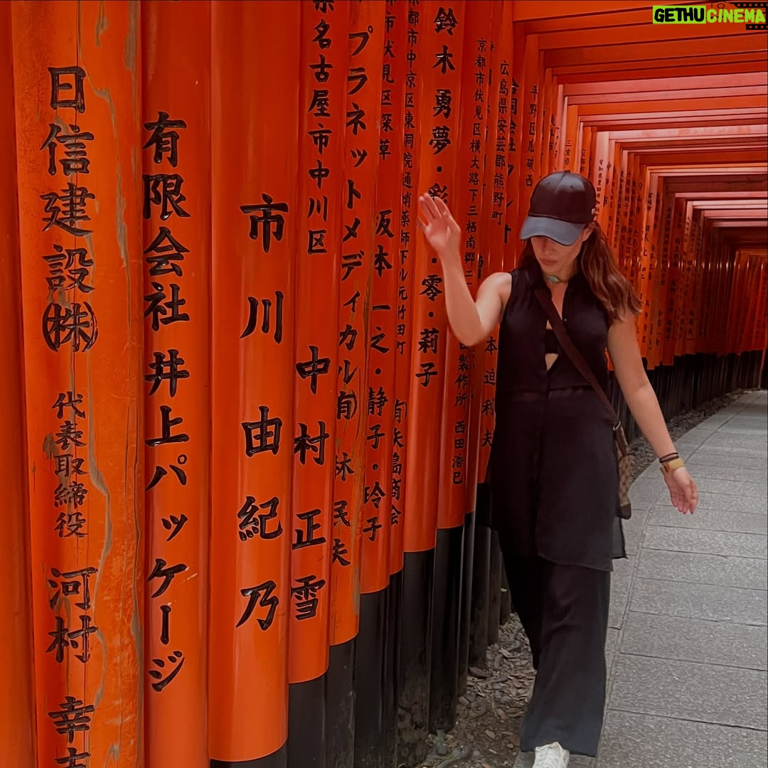 Sofía Lama - 1.4K Likes - Japón… la búsqueda constante de la sofisticación a través de la simpleza. Una sociedad que se basa en el respeto pensando siempre en bienestar del prójimo, una país tan seguro que los niños toman solos el metro para ir a la escuela, todo eso y más, eso es Japón ❤️