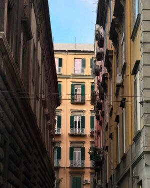 Sofía Morandi Instagram - Hace dos semanas sin tener idea de que estaban jugando la serie A italiana, saqué pasajes para venir a conocer Nápoles. Bueno, ayer salieron campeones. Que experiencia poder ver a los napolitanos con remeras argentinas y a Diego en cada esquina. Conseguí laburo y formé familia. La comida tema aparte… por favor! 🍝 Tanti auguri Napoli!