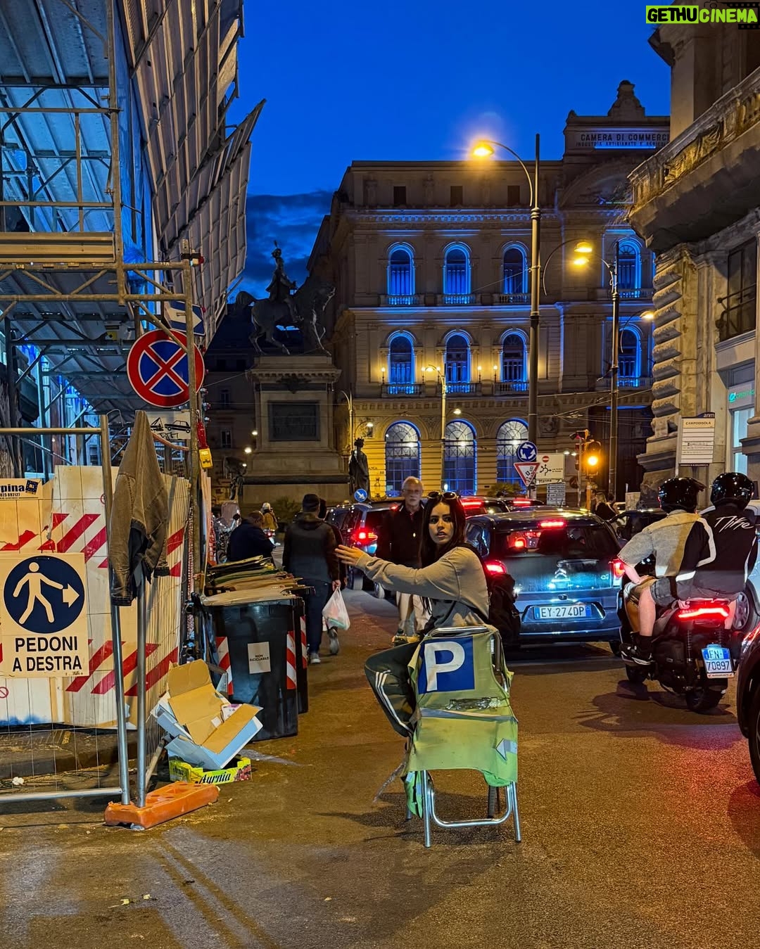 Sofía Morandi - 73.8K Likes - Hace dos semanas sin tener idea de que estaban jugando la serie A italiana, saqué pasajes para venir a conocer Nápoles. Bueno, ayer salieron campeones. Que experiencia poder ver a los napolitanos con remeras argentinas y a Diego en cada esquina. Conseguí laburo y formé familia. La comida tema aparte… por favor! 🍝 Tanti auguri Napoli!