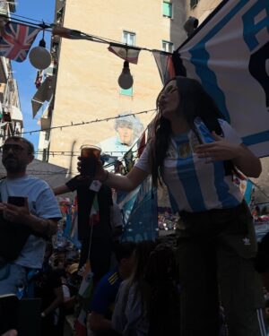 Sofía Morandi Instagram - Hace dos semanas sin tener idea de que estaban jugando la serie A italiana, saqué pasajes para venir a conocer Nápoles. Bueno, ayer salieron campeones. Que experiencia poder ver a los napolitanos con remeras argentinas y a Diego en cada esquina. Conseguí laburo y formé familia. La comida tema aparte… por favor! 🍝 Tanti auguri Napoli!