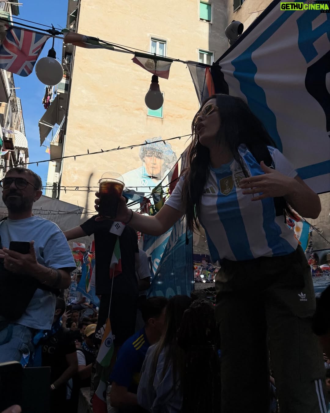 Sofía Morandi - 73.8K Likes - Hace dos semanas sin tener idea de que estaban jugando la serie A italiana, saqué pasajes para venir a conocer Nápoles. Bueno, ayer salieron campeones. Que experiencia poder ver a los napolitanos con remeras argentinas y a Diego en cada esquina. Conseguí laburo y formé familia. La comida tema aparte… por favor! 🍝 Tanti auguri Napoli!
