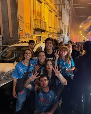 Sofía Morandi Instagram - Hace dos semanas sin tener idea de que estaban jugando la serie A italiana, saqué pasajes para venir a conocer Nápoles. Bueno, ayer salieron campeones. Que experiencia poder ver a los napolitanos con remeras argentinas y a Diego en cada esquina. Conseguí laburo y formé familia. La comida tema aparte… por favor! 🍝 Tanti auguri Napoli!