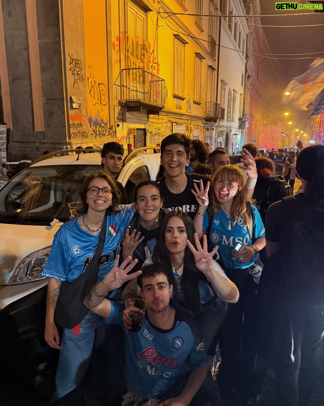 Sofía Morandi - 73.8K Likes - Hace dos semanas sin tener idea de que estaban jugando la serie A italiana, saqué pasajes para venir a conocer Nápoles. Bueno, ayer salieron campeones. Que experiencia poder ver a los napolitanos con remeras argentinas y a Diego en cada esquina. Conseguí laburo y formé familia. La comida tema aparte… por favor! 🍝 Tanti auguri Napoli!