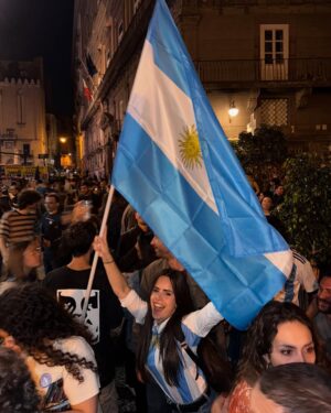Sofía Morandi Instagram - Hace dos semanas sin tener idea de que estaban jugando la serie A italiana, saqué pasajes para venir a conocer Nápoles. Bueno, ayer salieron campeones. Que experiencia poder ver a los napolitanos con remeras argentinas y a Diego en cada esquina. Conseguí laburo y formé familia. La comida tema aparte… por favor! 🍝 Tanti auguri Napoli!