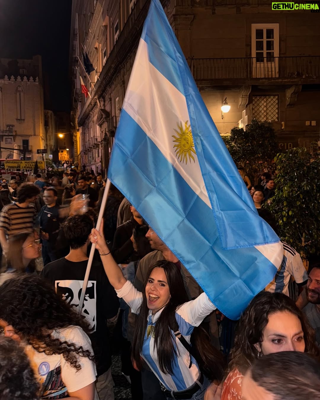 Sofía Morandi - 73.8K Likes - Hace dos semanas sin tener idea de que estaban jugando la serie A italiana, saqué pasajes para venir a conocer Nápoles. Bueno, ayer salieron campeones. Que experiencia poder ver a los napolitanos con remeras argentinas y a Diego en cada esquina. Conseguí laburo y formé familia. La comida tema aparte… por favor! 🍝 Tanti auguri Napoli!