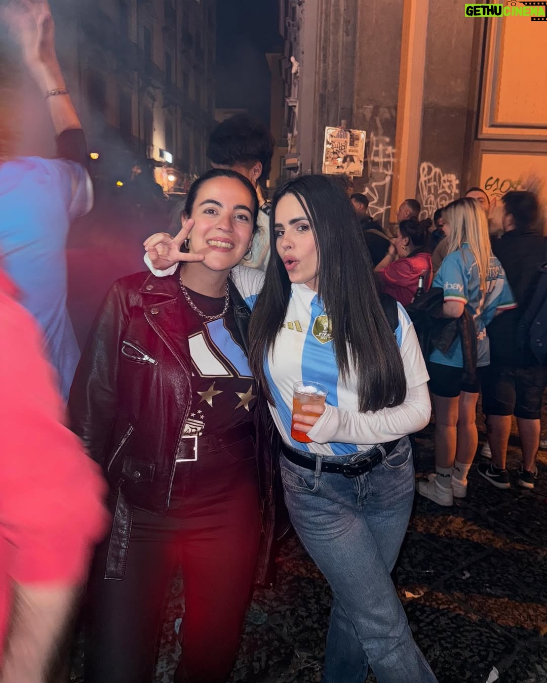 Sofía Morandi - 73.8K Likes - Hace dos semanas sin tener idea de que estaban jugando la serie A italiana, saqué pasajes para venir a conocer Nápoles. Bueno, ayer salieron campeones. Que experiencia poder ver a los napolitanos con remeras argentinas y a Diego en cada esquina. Conseguí laburo y formé familia. La comida tema aparte… por favor! 🍝 Tanti auguri Napoli!