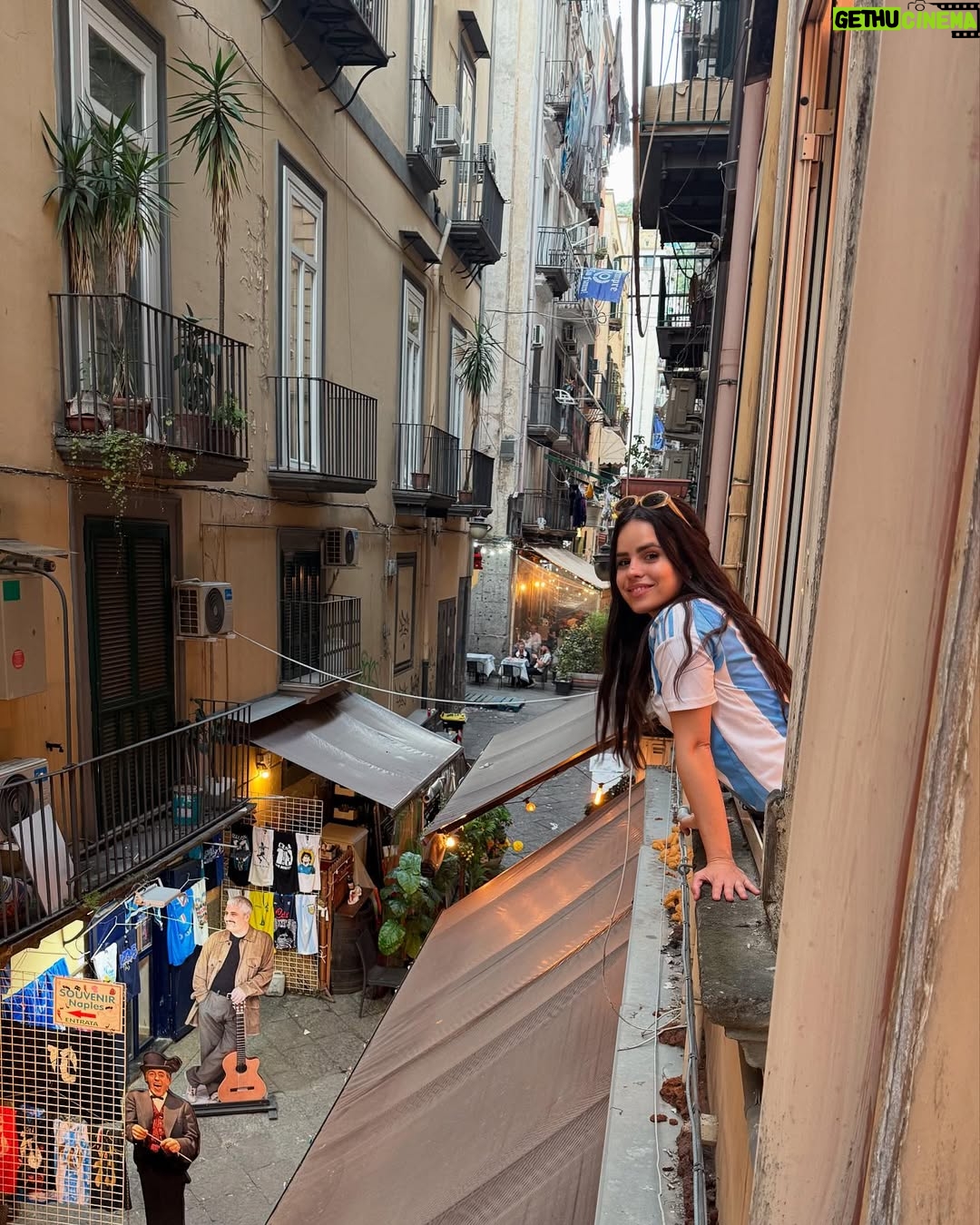 Sofía Morandi - 73.8K Likes - Hace dos semanas sin tener idea de que estaban jugando la serie A italiana, saqué pasajes para venir a conocer Nápoles. Bueno, ayer salieron campeones. Que experiencia poder ver a los napolitanos con remeras argentinas y a Diego en cada esquina. Conseguí laburo y formé familia. La comida tema aparte… por favor! 🍝 Tanti auguri Napoli!