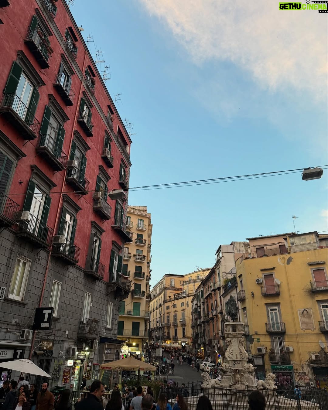 Sofía Morandi - 73.8K Likes - Hace dos semanas sin tener idea de que estaban jugando la serie A italiana, saqué pasajes para venir a conocer Nápoles. Bueno, ayer salieron campeones. Que experiencia poder ver a los napolitanos con remeras argentinas y a Diego en cada esquina. Conseguí laburo y formé familia. La comida tema aparte… por favor! 🍝 Tanti auguri Napoli!