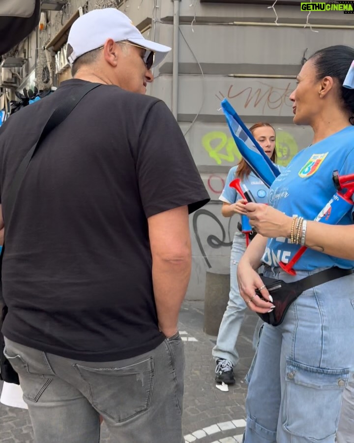 Sofía Morandi - 73.8K Likes - Hace dos semanas sin tener idea de que estaban jugando la serie A italiana, saqué pasajes para venir a conocer Nápoles. Bueno, ayer salieron campeones. Que experiencia poder ver a los napolitanos con remeras argentinas y a Diego en cada esquina. Conseguí laburo y formé familia. La comida tema aparte… por favor! 🍝 Tanti auguri Napoli!