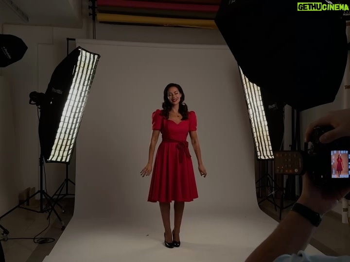 Sofia Ribeiro - 1.2K Likes - Não aguentávamos mais... A roda está aberta! 🤭
Estes olhares dão bandeira e é pura vaidade! Um brilho de amor chegou, respirando liberdade.🤩

Estes três não se responsabilizam por vos deixar mal acostumados com este amor.🥰🎶

Brevemente... Haja amor! Haja amor! 🫶🏻🎶

📸: @renatoarroyoo 
💄: @magdacasqueiroartist 
💇🏻‍♀️: @elisabetegameiro 

#plano6