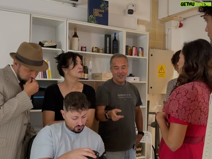 Sofia Ribeiro - 1.2K Likes - Não aguentávamos mais... A roda está aberta! 🤭
Estes olhares dão bandeira e é pura vaidade! Um brilho de amor chegou, respirando liberdade.🤩

Estes três não se responsabilizam por vos deixar mal acostumados com este amor.🥰🎶

Brevemente... Haja amor! Haja amor! 🫶🏻🎶

📸: @renatoarroyoo 
💄: @magdacasqueiroartist 
💇🏻‍♀️: @elisabetegameiro 

#plano6