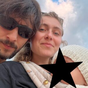 Sofia Viscardi Instagram - eccoci in giro con una buffissima stella. è molto simpatica, ha imparato ad urlare e le piace molto, lo fa di continuo. ride tantissimo (a tutti). siamo sfiniti e pieni di amore ⭐️🖤