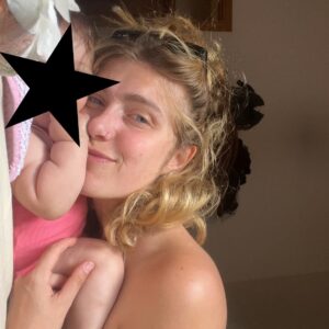 Sofia Viscardi Instagram - eccoci in giro con una buffissima stella. è molto simpatica, ha imparato ad urlare e le piace molto, lo fa di continuo. ride tantissimo (a tutti). siamo sfiniti e pieni di amore ⭐️🖤