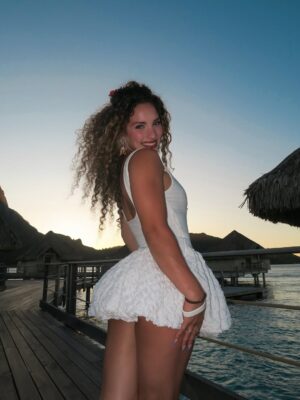 Sofie Dossi Instagram - i’m not leaving here… you can’t make me!