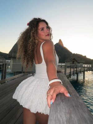 Sofie Dossi Instagram - i’m not leaving here… you can’t make me!