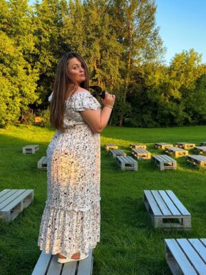 Sofya Zaika Instagram - кажется лето уже заканчивается , а осознания ещё нет . хочется надевать открытые сарафаны , сандали и бегать по полям 🌿 #лето2025 

  @binitra_bini 👗