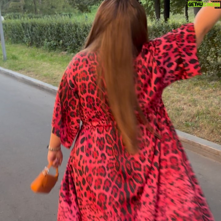 Sofya Zaika - 1K Likes - #ОСТАТЬСЯДРУЗЬЯМИ 💟 
Сегодня на @tnt_online финальные серии нашего сериала ! Хочется поблагодарить всех создателей и причастных к этой доброй истории !! @ivanba как круто , что ты написал этот прекрасный сценарий !!! @uralsafin с тобой было так легко и весело ! И весь  актерский состав !! Ребята крутые ! Каждый ! Особенный ! Неповторимый ! И всю группу , которая была очень талантлива и дружна !! А это так важно !! 🥹🙏🏼 @1_2_3_production 🙏🏼
И кончено , спасибо зрителю за добрые отзывы и обратную связь !! 🙏🏼 #спасибо #остатьсядрузьями #финал #любовь