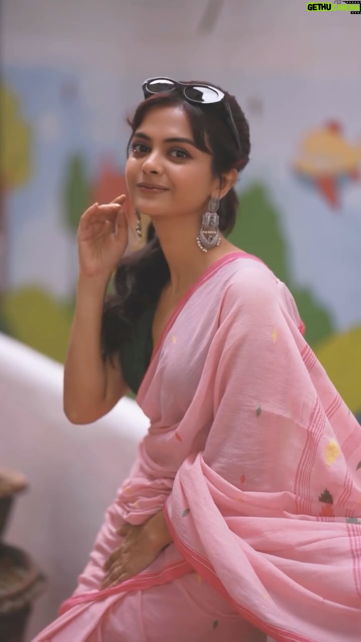 Solanki Roy - 109.2K Likes - কোলকাতা হোক বা Calcutta.. পুরোটাই প্রেম! 🌸 
.
.
📸 @that_cam_boy_official 
Outfit @threaded_madhab 
Make Up @dassourav3 
Hair @yoursubhams_makeup 
Coordination @socialyard_digital 
.
#AmiMissCalcutta #KolkataVibes #BengaliBeauty #DesiSwag #IndianReels #Saree #BongGirl #ReelQueen #Mood #Fun #Kolkata #Love #Life #Solanki
