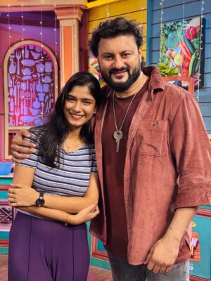 Somalin Parida Instagram - “Used to collect his pictures from newspapers,now we collect memories on the same stage 😎✨ #LevelUp”❤️

All the best for #charidham Movie. Hope it smash all the previous Records.✨🤍