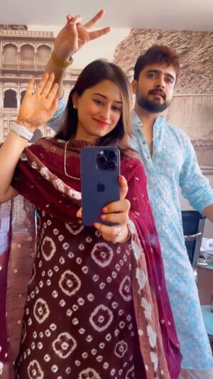 Somi Khan Instagram - Mehndi hai rachnewali… aur masti bhi 💃🌿
#somikhan #adilkhandurrani #shaadi #mendhi #familytime #instagood #trending #viral