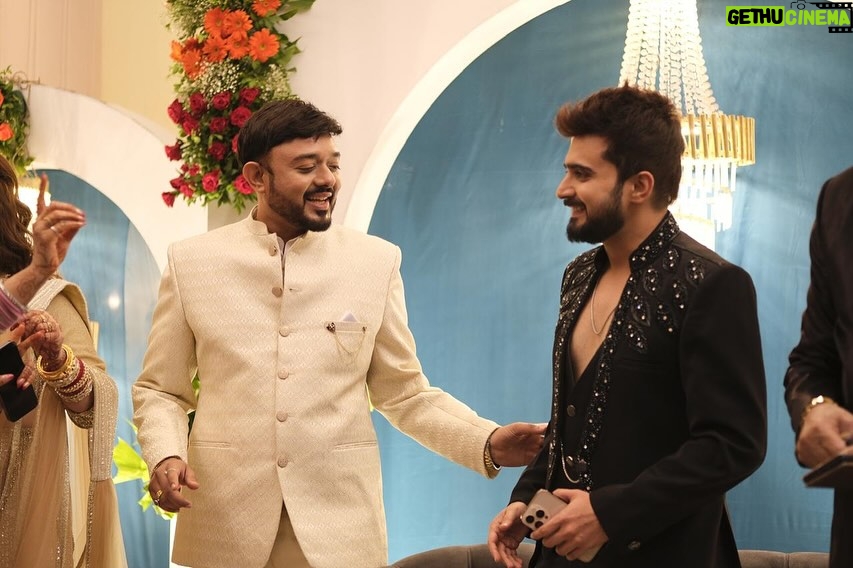 Somi Khan - 18.3K Likes - Duaon ke saaye mein, ek nayi zindagi ki shuruaat… My sister’s Big Day was all about love, laughter & barkat 🤍✨ #Alhamdulillah” @sabakhan_ks ✨❤️

——————————————————————————
#NikkahVibes #DuaAndBlessings #ShaadiKiRaat #Barkat #rehmat