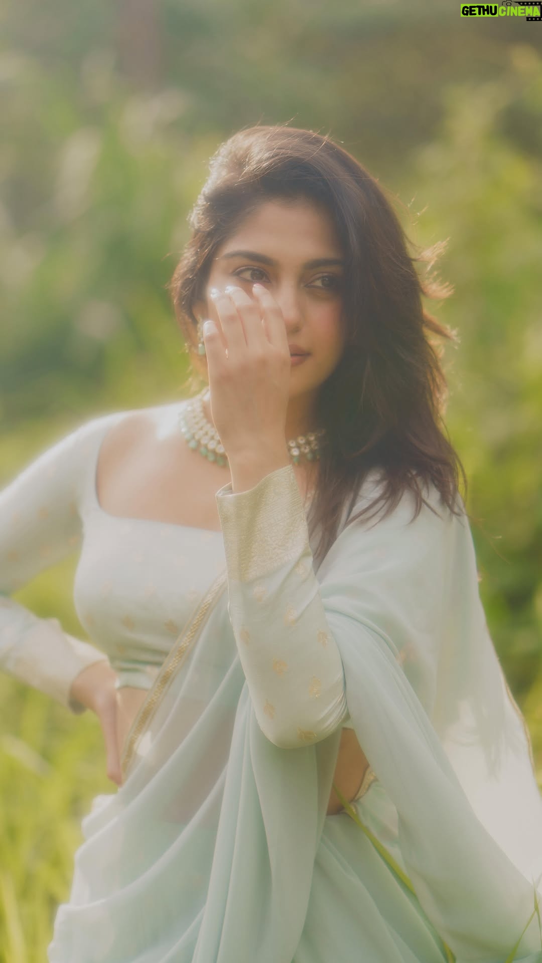 Sona Olickal - 37.6K Likes - In my element 🤍

Jewellery @sarovahjewels 
Wearing @amara_by_anuscaria 
Shot @portraits_by_shone