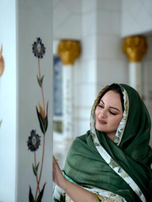 Sonakshi Sinha Instagram - Found a little sukoon, right here in Abu Dhabi! ✨🕌

@visitabudhabi #InAbuDhabi #ad
