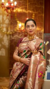 Actress Sonalee Kulkarni HD Photos and Wallpapers October 2025