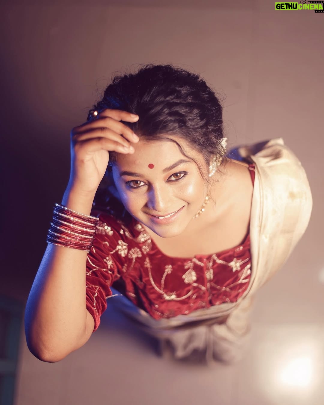 Sonali Dalvi - 1K Likes - What do you think of this look? 

#sonalidalvi  #explorepage #virallook #saree #instagram #picoftheday