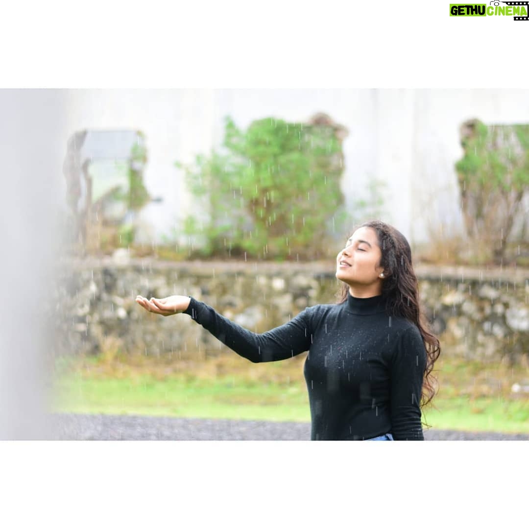 Sonali Dalvi - 217 Likes - ये मौसम की बारिश, ये बारिश का पानी
ये पानी की बूँदें, तुझे ही तो ढूँढें
ये मिलने की ख्वाहिश, ये ख्वाहिश पुरानी
हो पूरी तुझी से, मेरी ये कहानी❤ #barish #rain #shayari #india #love #hindi #poetry #instagram #photography #nature #writersofinstagram #urdu #hindiquotes #naturephotography #mausam #bhoolbhulaiya #pakkapul #up #nawabs #lucknowcity #lucknow #lucknowuniversity #satkhanda #pakistan #like #mohabbat #bhfyp #quoteoftheday #udaipur #bhfyp♥️♥️♥️♥️♥️😍😍😍😍👍👍👍👍👍👍👍👍👍👍👍👍👍👍♒⏭️♒⏭️♒⏭️♒⏭️♒⏭️♒⏭️♒♒♒♒♒♒♒♒♒♒♒♒♒💓💓💓💓