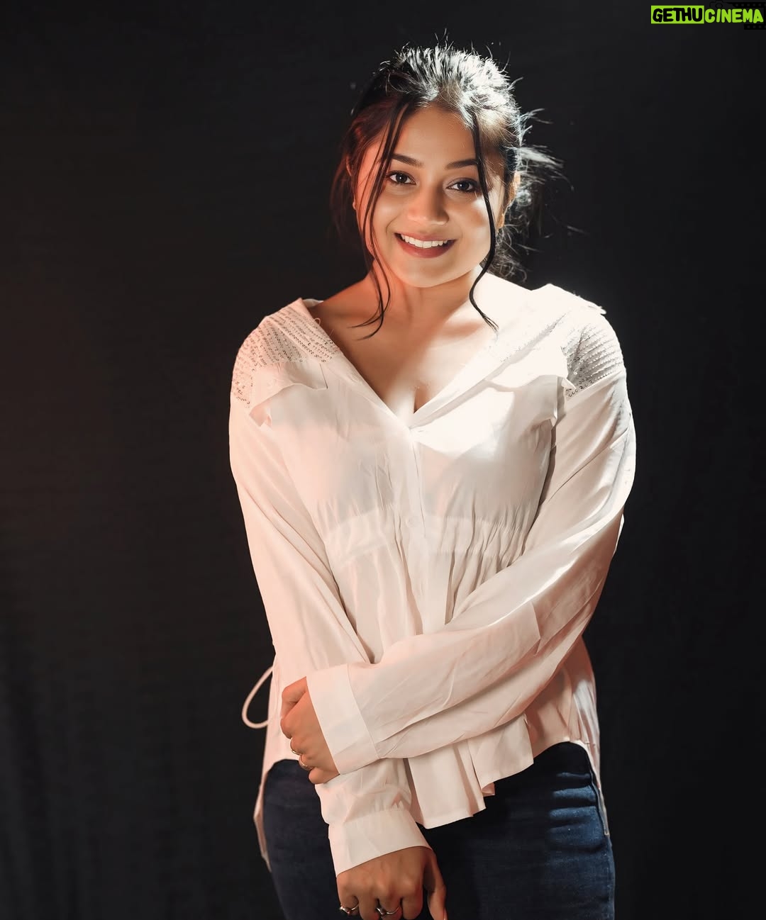 Sonali Dalvi - 23K Likes - खूबसूरती जो दिल को छू जाए। ❤️” 
Pc @amir_maner_photography @om_sharma_photography 

white shirt :- @myntra 

#cutesmile  #picofday  #instgram  #picture  #filmset  #profile  #positivethinking