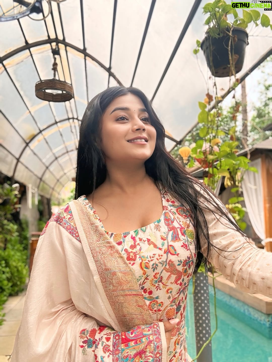 Sonali Dalvi - 1.1K Likes - konsi pic achhi lagi ? 

#pic  #photoshop  #photo  #instagram  #motivation  #motivación #positvevibes  #positividade  #gratitude #nature