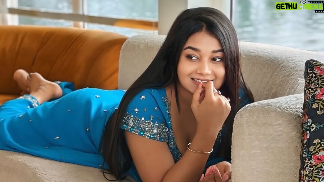 Sonali Dalvi - 1.5K Likes - “Wrapped in grace, glowing with self-love.”

#selflove #graceful #EleganceWithin #sareemood #loveyourselffirst #innerbeauty #serene