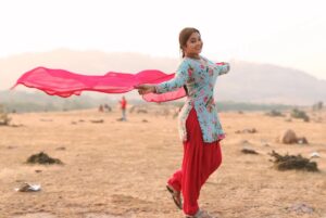 Sonali Dalvi Instagram - āEk masoom si ladki, jo har musibat mein doosron ke liye khadi rehti hai. Ye meri film ka ek pal hai, jahan maine uss kirdar ko jiya jo sirf dena jaanta hai ā pyaar, madad aur ummeed.ā
#actress #action #kgn #instgram #shooting #shoot #tvshow #films #bollywood #bollywoodsong #romance #dogsofinstagram #insta #photo