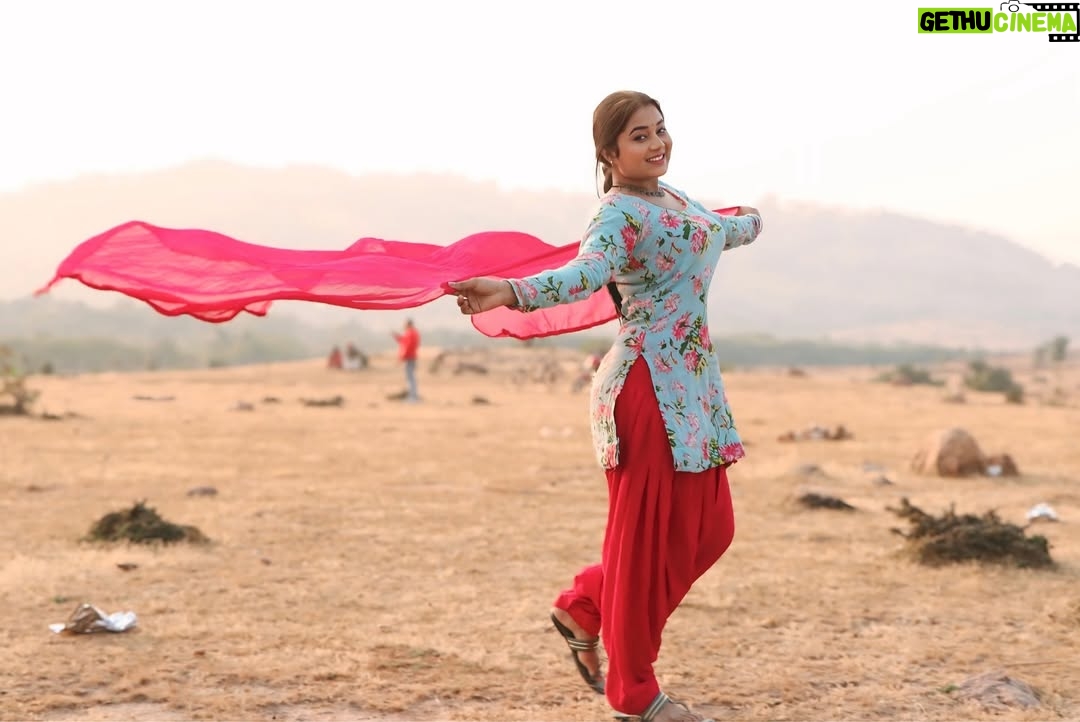 Sonali Dalvi - 1.1K Likes - “Ek masoom si ladki, jo har musibat mein doosron ke liye khadi rehti hai. Ye meri  film ka ek pal hai, jahan maine uss kirdar ko jiya jo sirf dena jaanta hai — pyaar, madad aur ummeed.”

#actress #action #kgn  #instgram  #shooting #shoot  #tvshow #films  #bollywood  #bollywoodsong  #romance  #dogsofinstagram  #insta  #photo