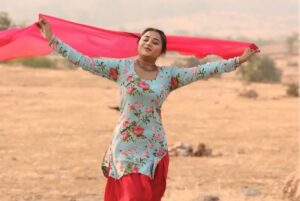 Sonali Dalvi Instagram - āEk masoom si ladki, jo har musibat mein doosron ke liye khadi rehti hai. Ye meri film ka ek pal hai, jahan maine uss kirdar ko jiya jo sirf dena jaanta hai ā pyaar, madad aur ummeed.ā
#actress #action #kgn #instgram #shooting #shoot #tvshow #films #bollywood #bollywoodsong #romance #dogsofinstagram #insta #photo