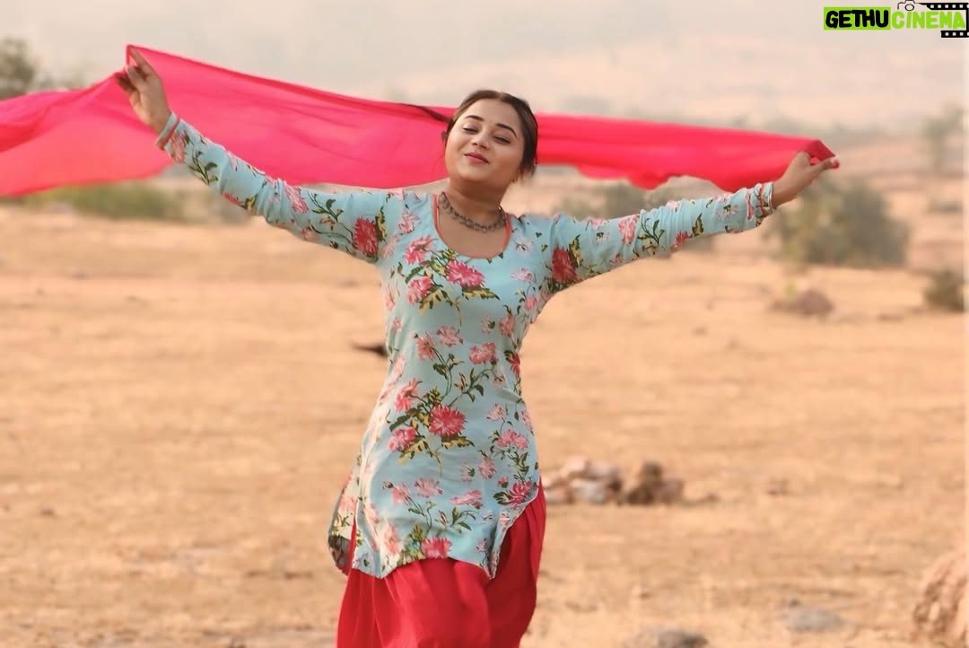Sonali Dalvi - 1.1K Likes - “Ek masoom si ladki, jo har musibat mein doosron ke liye khadi rehti hai. Ye meri  film ka ek pal hai, jahan maine uss kirdar ko jiya jo sirf dena jaanta hai — pyaar, madad aur ummeed.”

#actress #action #kgn  #instgram  #shooting #shoot  #tvshow #films  #bollywood  #bollywoodsong  #romance  #dogsofinstagram  #insta  #photo