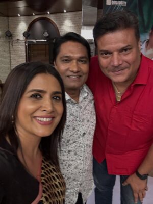 Sonali Kulkarni Instagram - HELLO KNOCK KNOCK KAUN HAI..
Director : Prabal Barua
Producer : Dayanand Shetty
Team : US 😍
Thank you media 🩵
Trailer is out guys..
Releasing soon..!