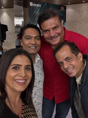Sonali Kulkarni Instagram - HELLO KNOCK KNOCK KAUN HAI..
Director : Prabal Barua
Producer : Dayanand Shetty
Team : US 😍
Thank you media 🩵
Trailer is out guys..
Releasing soon..!