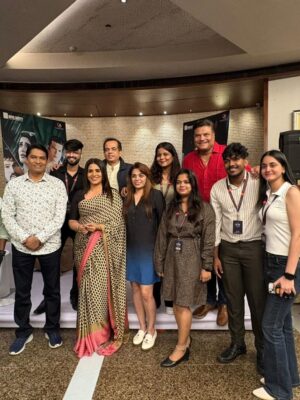 Sonali Kulkarni Instagram - HELLO KNOCK KNOCK KAUN HAI..
Director : Prabal Barua
Producer : Dayanand Shetty
Team : US 😍
Thank you media 🩵
Trailer is out guys..
Releasing soon..!